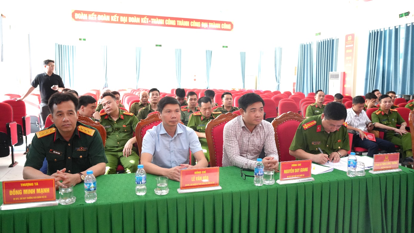 Các đại biểu đại diện Ban CHQS xã, lãnh đạo UBND xã và Công an xã An Khánh tại hội trường lễ ra mắt.