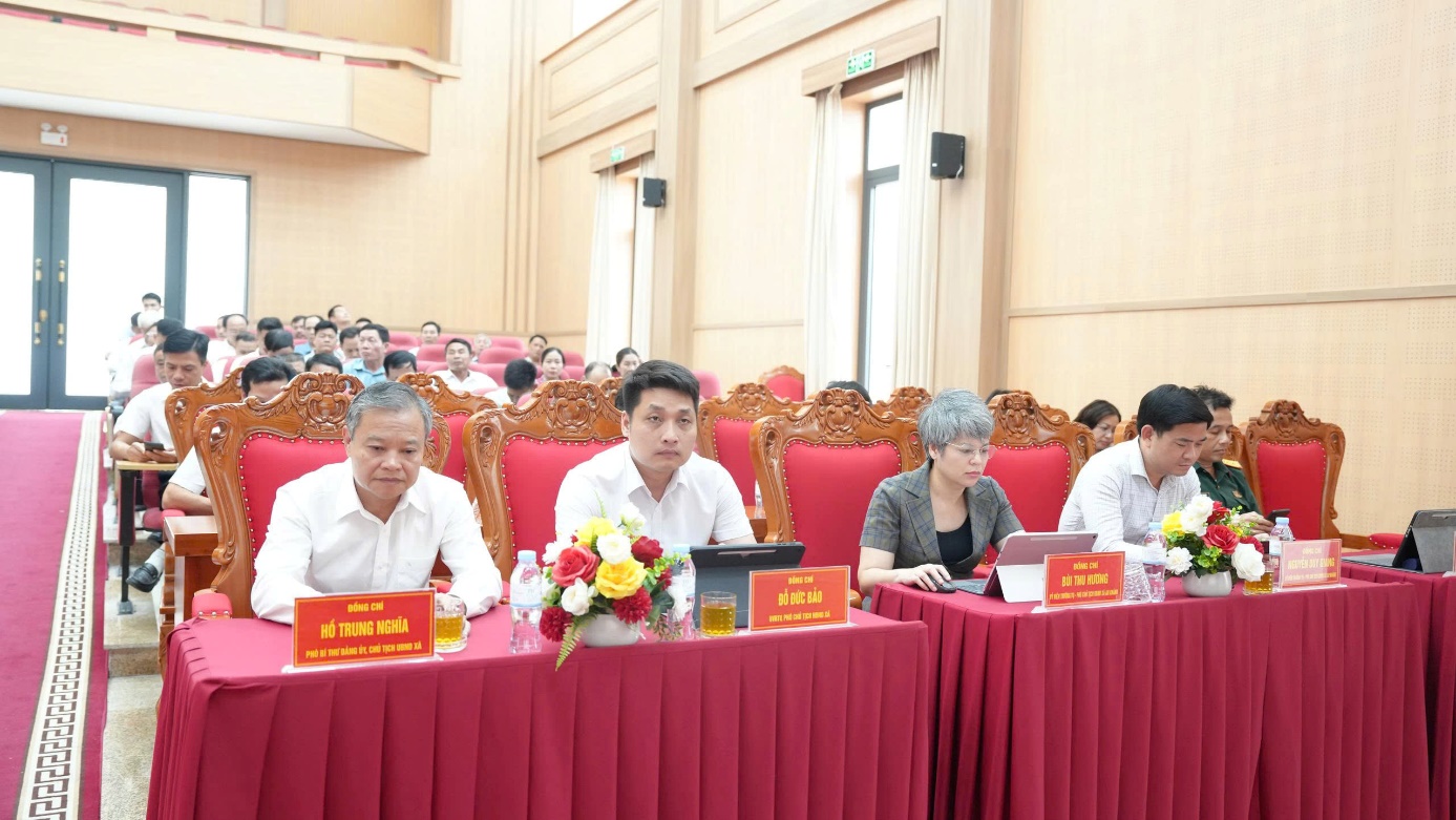 Đồng chí Hồ Trung Nghĩa - Chủ tịch UBND xã cùng các đồng chí lãnh đạo Đảng ủy, HĐND xã tham dự hội nghị.