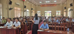 Đông đảo đại biểu, đại diện các HTX và cán bộ xã An Khánh chăm chú lắng nghe chuyên gia phổ biến điểm mới của Luật Hợp tác xã 2023.