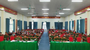 Đông đảo lực lượng an ninh trật tự cơ sở và cán bộ Công an xã theo dõi báo cáo sơ kết.