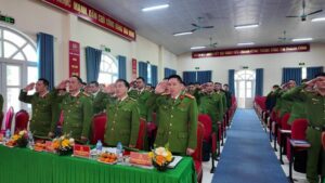 Cán bộ, chiến sĩ Công an xã An Khánh và lực lượng ANTT cơ sở trang nghiêm thực hiện nghi thức điều lệnh tại hội nghị.