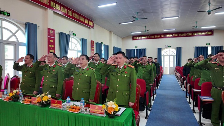 Cán bộ, chiến sĩ Công an xã An Khánh và lực lượng ANTT cơ sở trang nghiêm thực hiện nghi thức điều lệnh tại hội nghị.