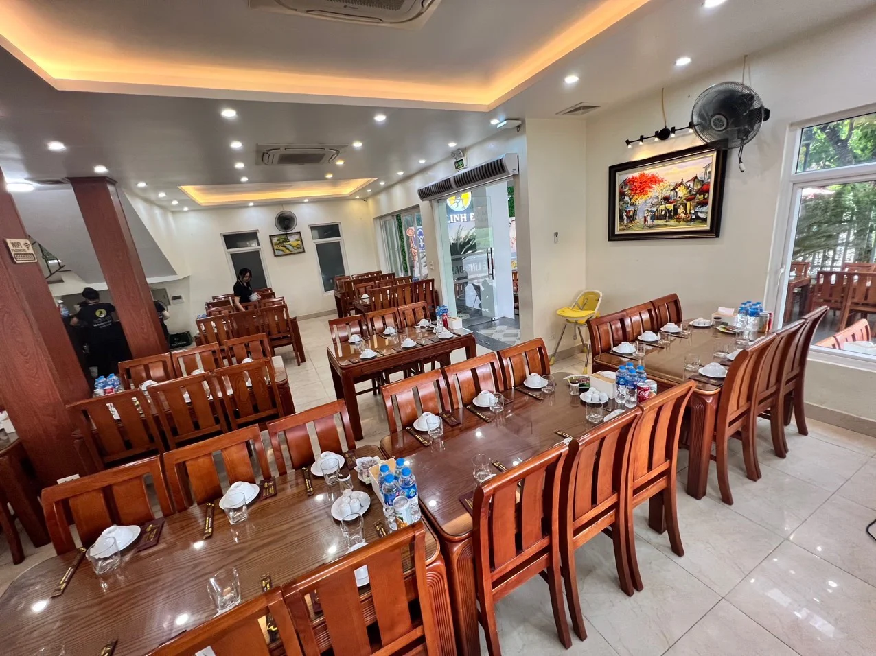 Khu vực bàn ăn trong nhà được sắp xếp gọn gàng, thoáng đãng, đảm bảo khoảng cách riêng tư giữa các bàn.