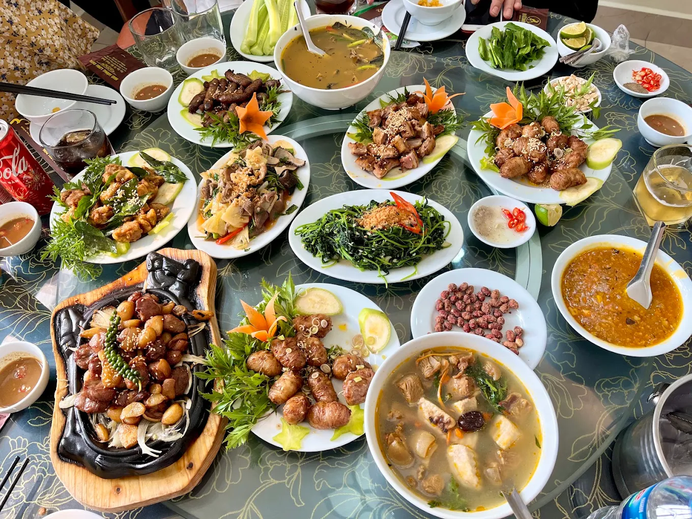 Mâm tiệc thịnh soạn quy tụ đủ các món hấp, nướng chảo gang, xào lăn và canh hầm thảo mộc.