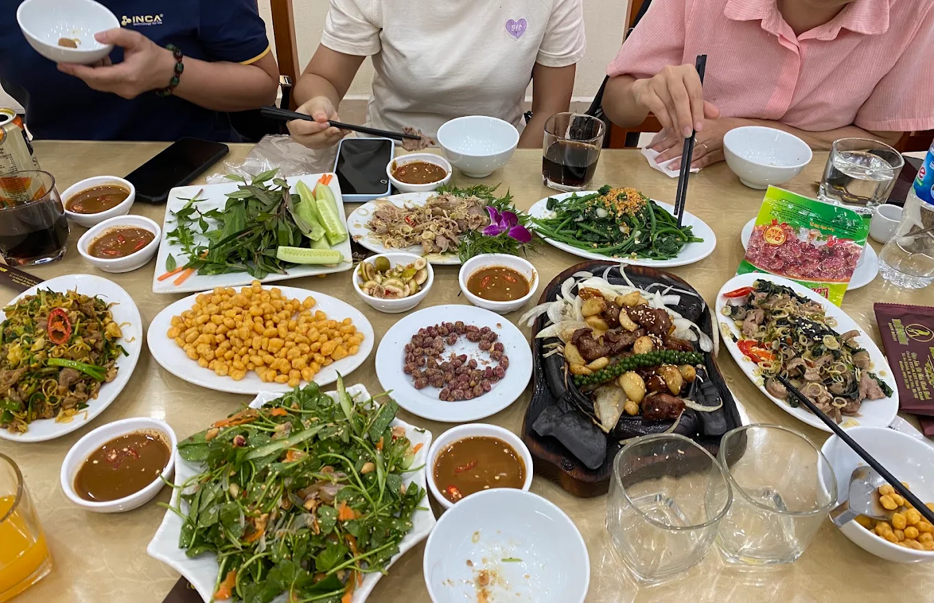 Dê né bản gang đẫm sốt tiêu xanh thơm nức mũi, kết hợp hài hòa với các món ăn kèm.