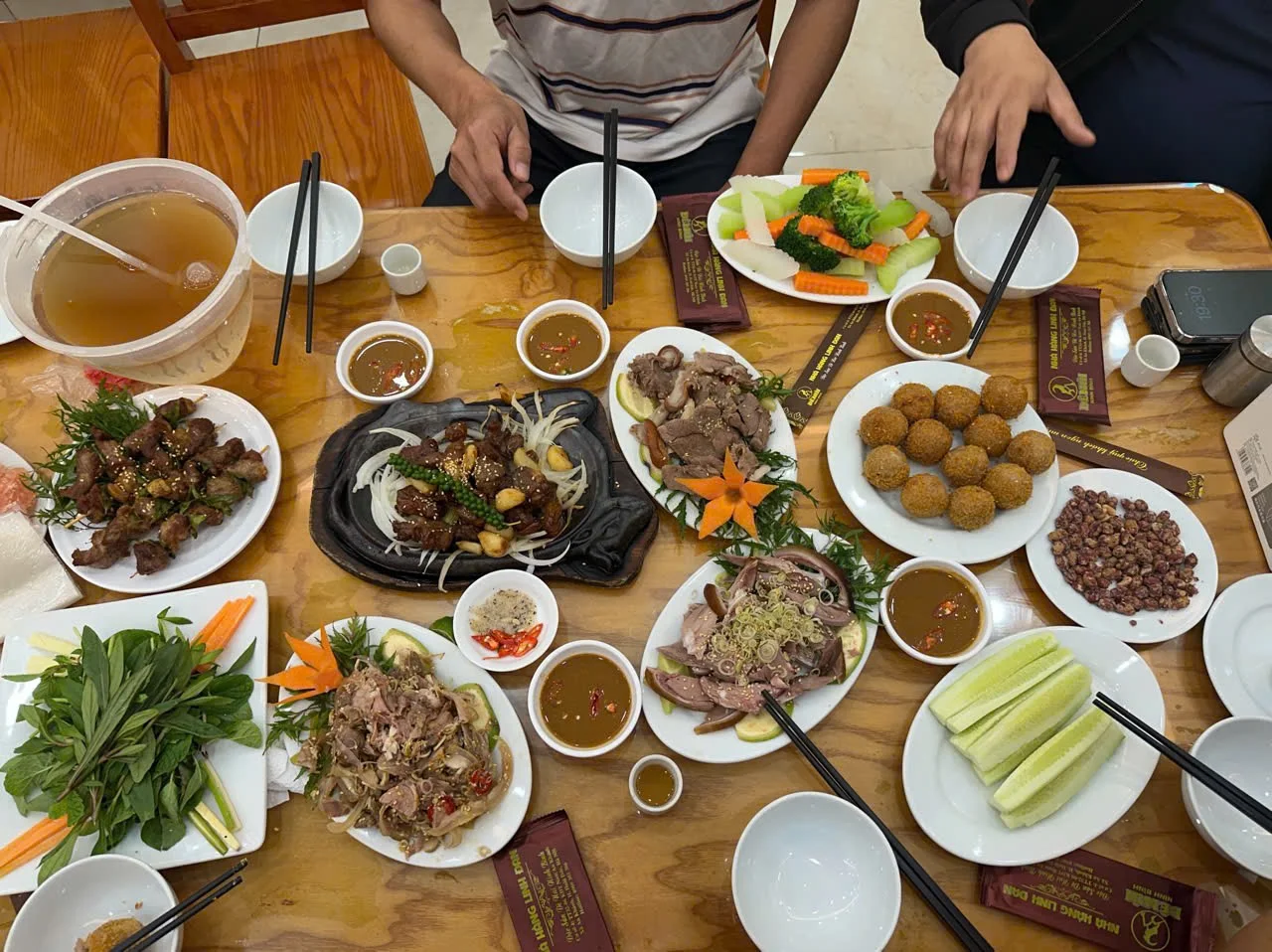 Đa dạng các món ăn đặc sắc từ thịt dê tươi được bài trí chỉn chu, bắt mắt trên bàn tiệc.