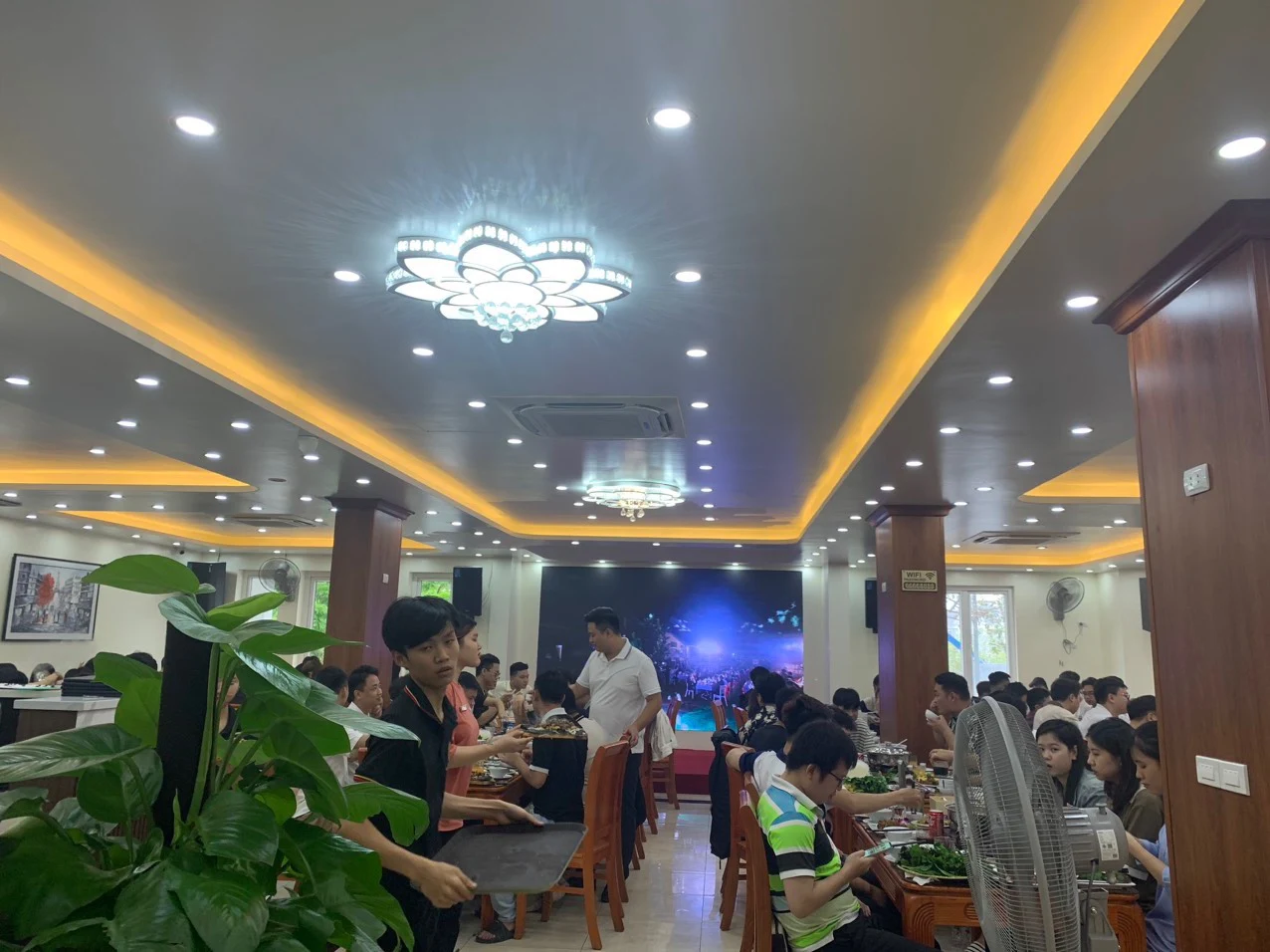 Nhà hàng luôn đón nhận lượng lớn thực khách đến thưởng thức và tổ chức tiệc liên hoan mỗi ngày.