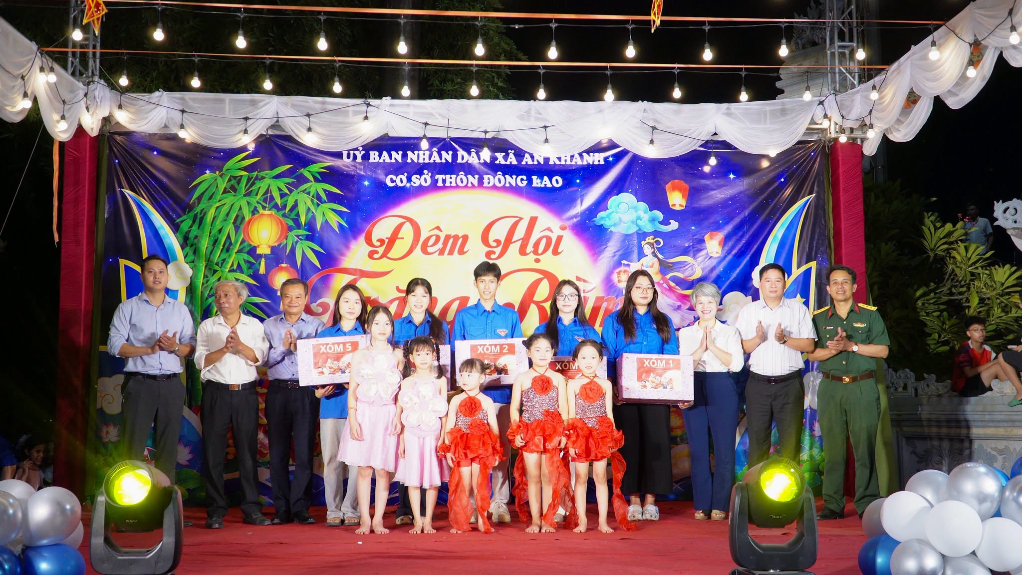 Đồng chí Hồ Trung Nghĩa – Chủ tịch UBND xã cùng các đồng chí lãnh đạo trao quà Trung thu động viên các em nhỏ.
