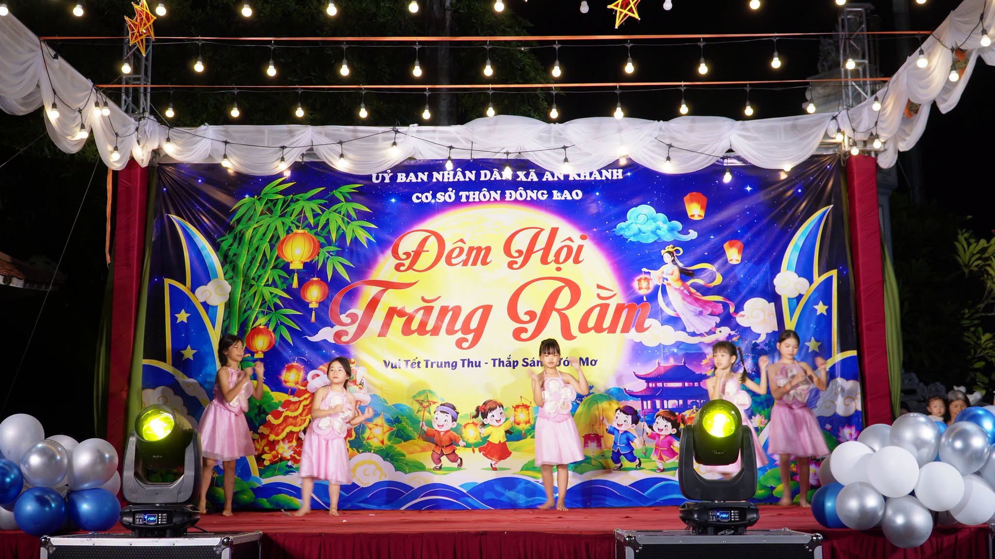 Đội văn nghệ mầm non thôn Đông Lao biểu diễn tiết mục nhảy vui nhộn khép lại phần văn nghệ.