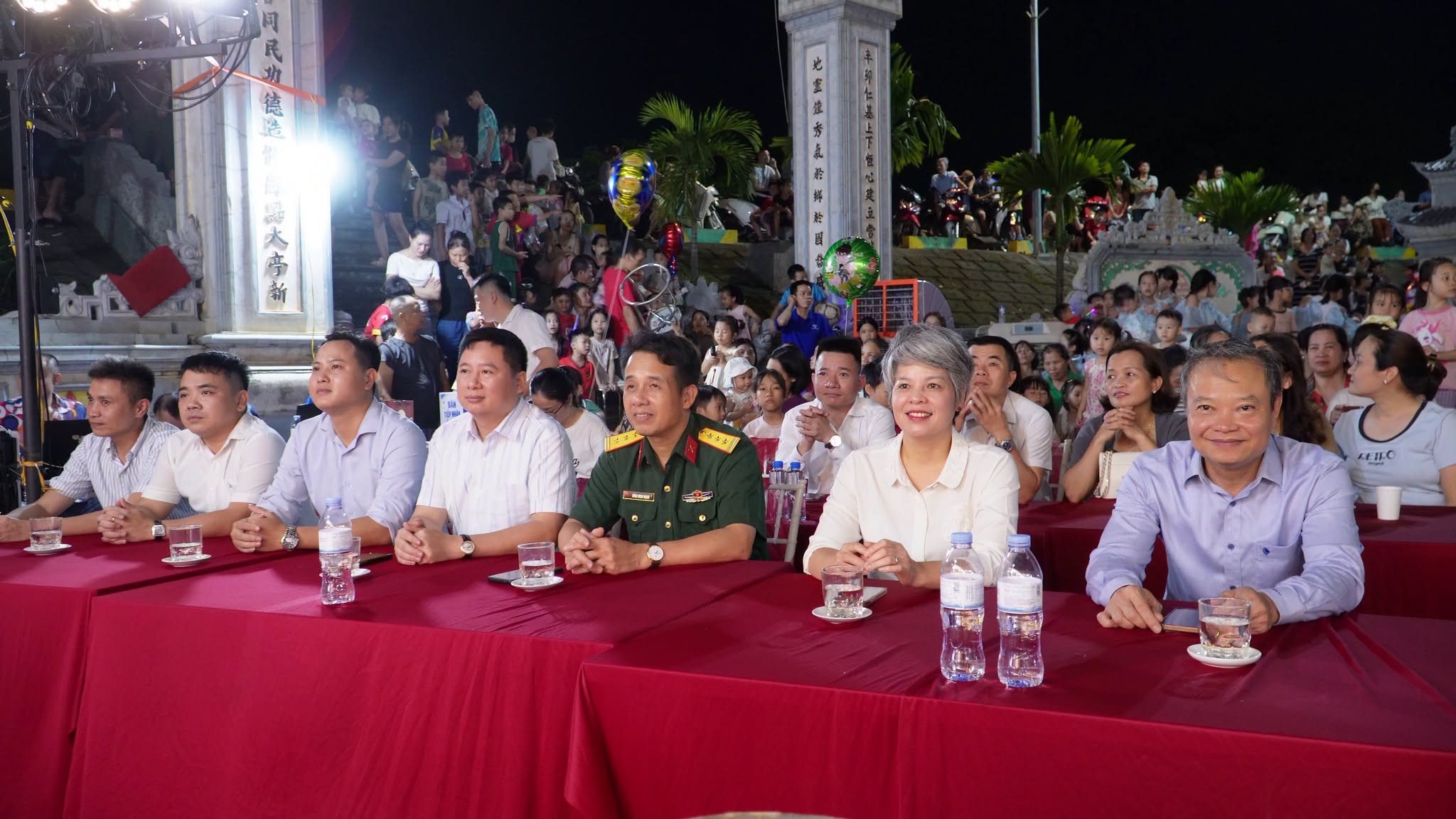 Các đồng chí lãnh đạo Đảng ủy, UBND, lực lượng vũ trang xã An Khánh dự và chung vui cùng thiếu nhi thôn Đông Lao.