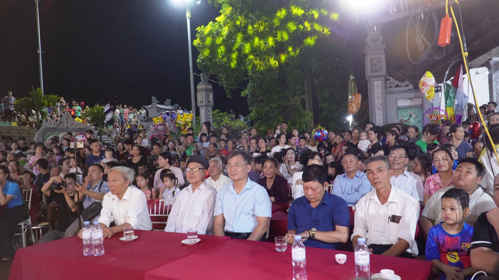 Không gian sân đình chật kín bà con nhân dân, các bậc cao niên và thiếu nhi háo hức theo dõi các tiết mục.