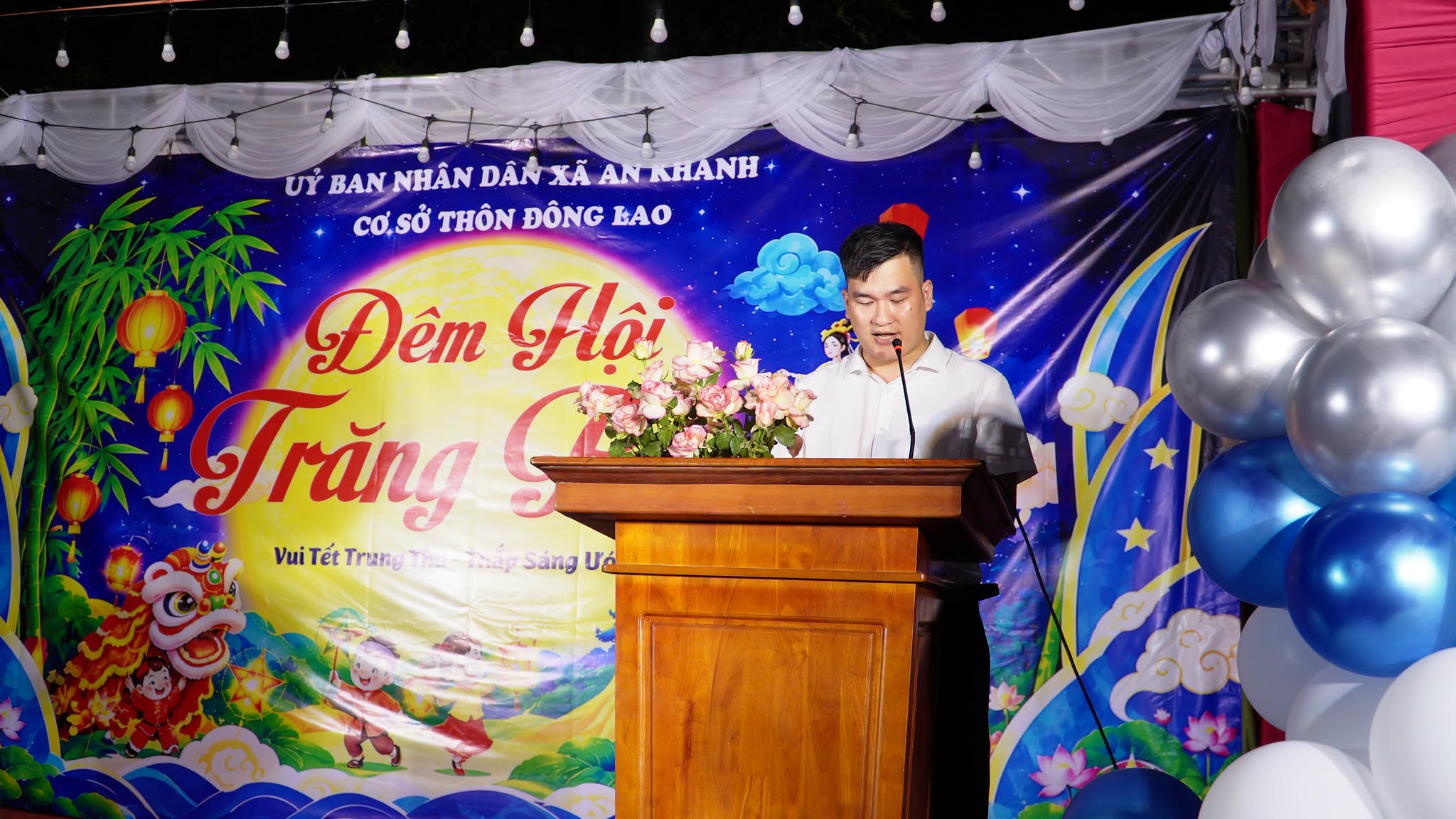 Đại diện ban lãnh đạo thôn Đông Lao phát biểu khai mạc và gửi lời chúc mừng Tết Trung thu đến các em nhỏ.