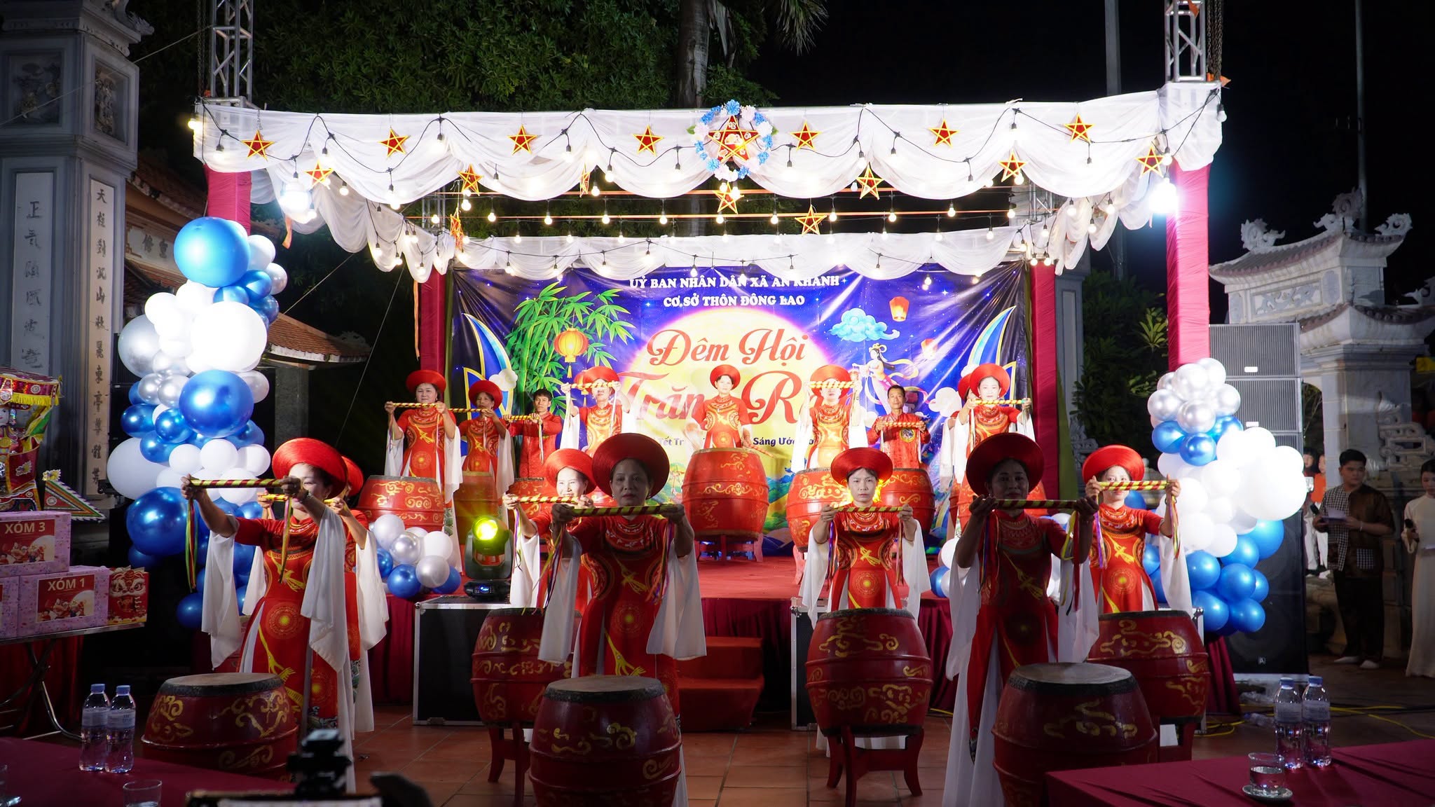 Tiết mục múa trống hội công phu, rộn rã tạo điểm nhấn ấn tượng cho đêm Trung thu tại di tích đình làng.