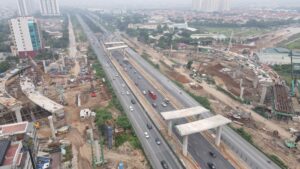 Khu vực Đại lộ Thăng Long với lưu lượng phương tiện đông đúc sẽ được rào chắn thi công theo từng giai đoạn để tránh ùn tắc.