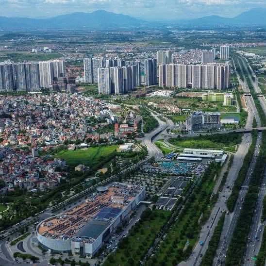 Các phương tiện lưu thông qua đoạn tuyến thi công cần chú ý giảm tốc độ và quan sát biển báo.