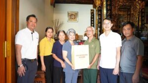 Đồng chí Bùi Thu Hương - Phó Chủ tịch UBND xã trao món quà tri ân ý nghĩa cho thương binh, bệnh binh tại thôn Tiền Phong.