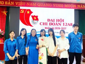 05 gương mặt tiêu biểu của Ban Chấp hành Chi đoàn 12A8 nhiệm kỳ 2026 - 2027 cùng giáo viên chủ nhiệm và đại diện Đoàn trường.