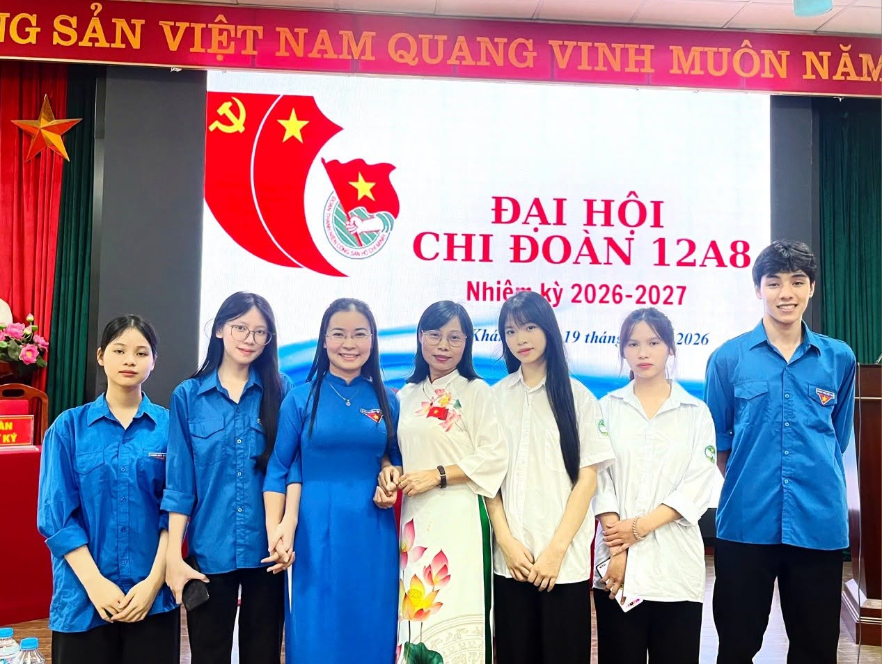 05 gương mặt tiêu biểu của Ban Chấp hành Chi đoàn 12A8 nhiệm kỳ 2026 - 2027 cùng giáo viên chủ nhiệm và đại diện Đoàn trường.