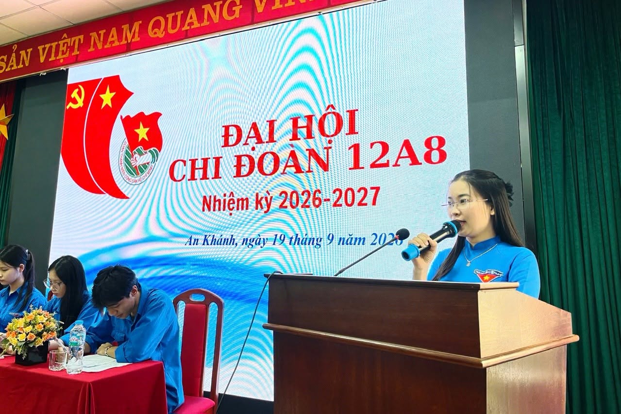 Đại diện tổ chức Đoàn cấp trên phát biểu định hướng và giao nhiệm vụ cho Chi đoàn 12A8.