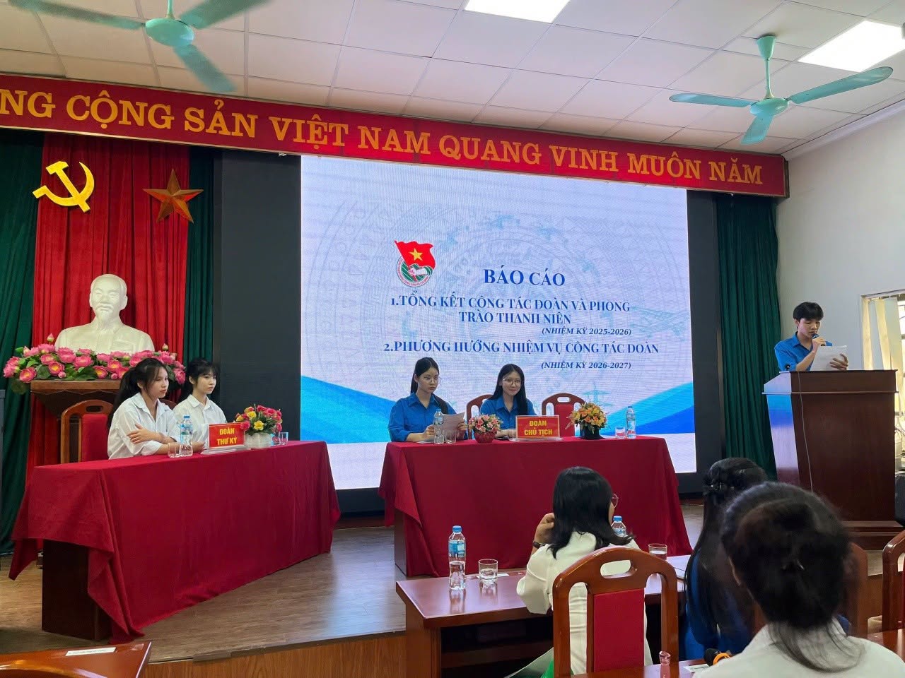 Đoàn Chủ tịch và Thư ký điều hành các nội dung báo cáo tổng kết và phương hướng hoạt động.