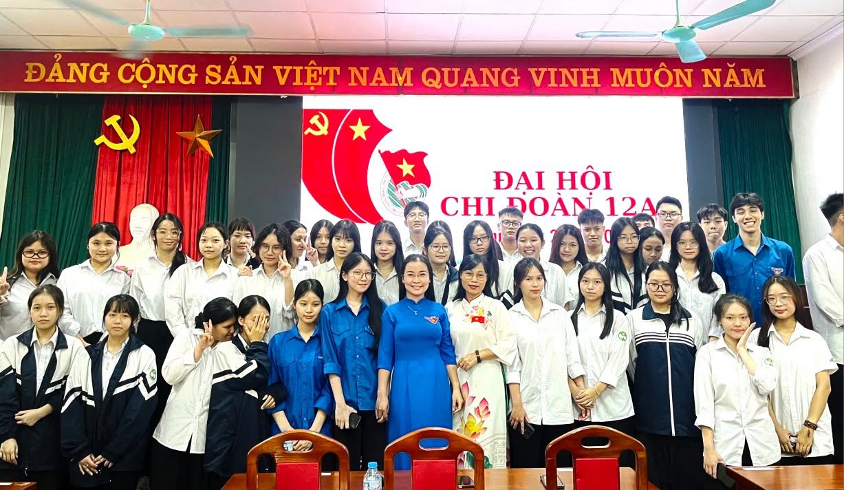 Tập thể lớp 12A8 rạng rỡ chụp ảnh lưu niệm, lưu giữ những khoảnh khắc đẹp của năm học cuối cấp.