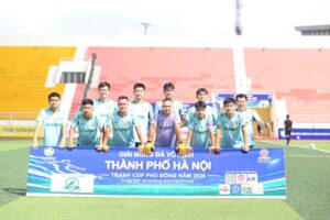 Tập thể đội bóng xã An Khánh chụp ảnh lưu niệm cùng ban tổ chức trước trận ra quân Cúp Phù Đổng 2026.