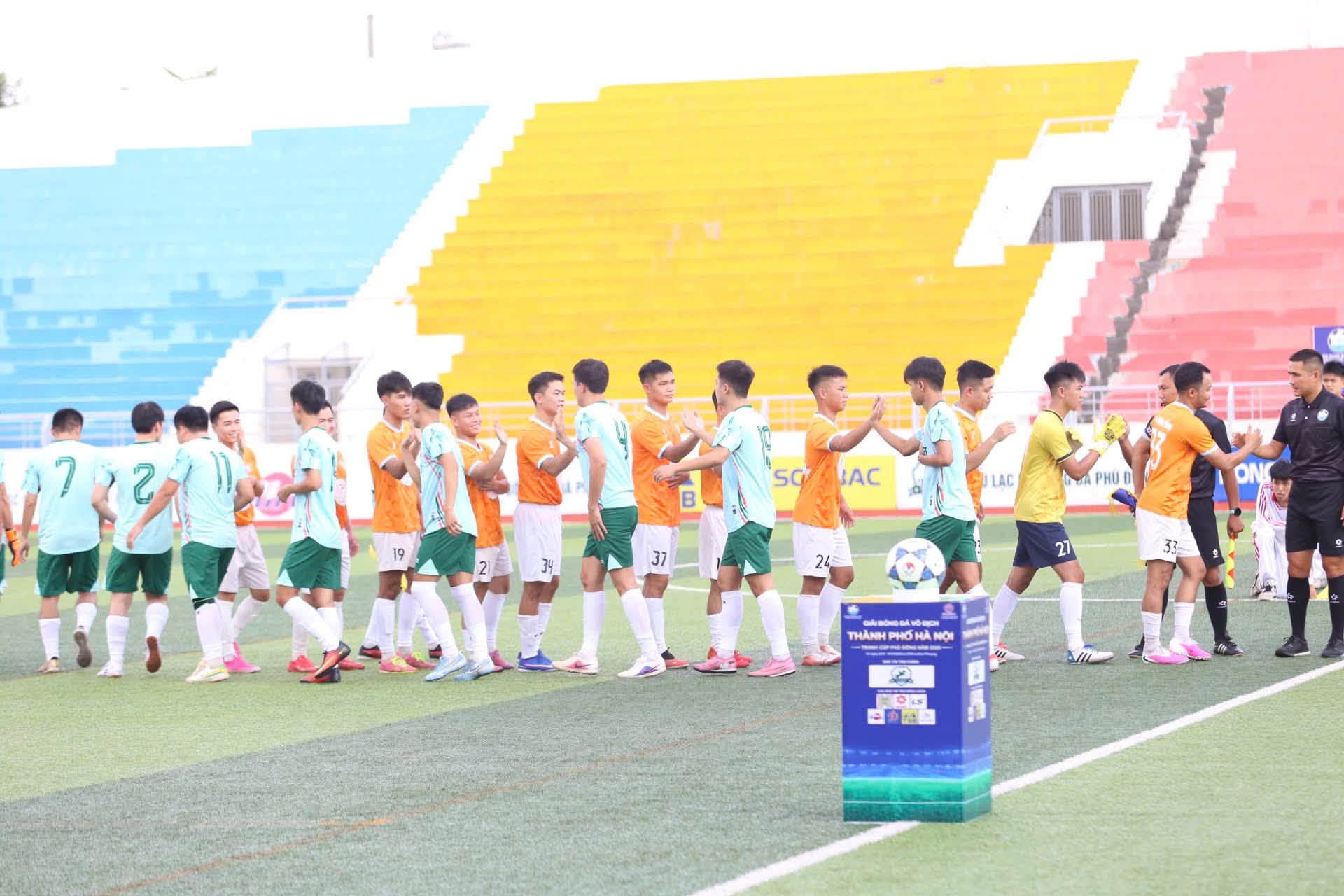 Tinh thần thể thao cao thượng và sự đoàn kết thể hiện qua cái bắt tay giữa các cầu thủ trước trận đấu.