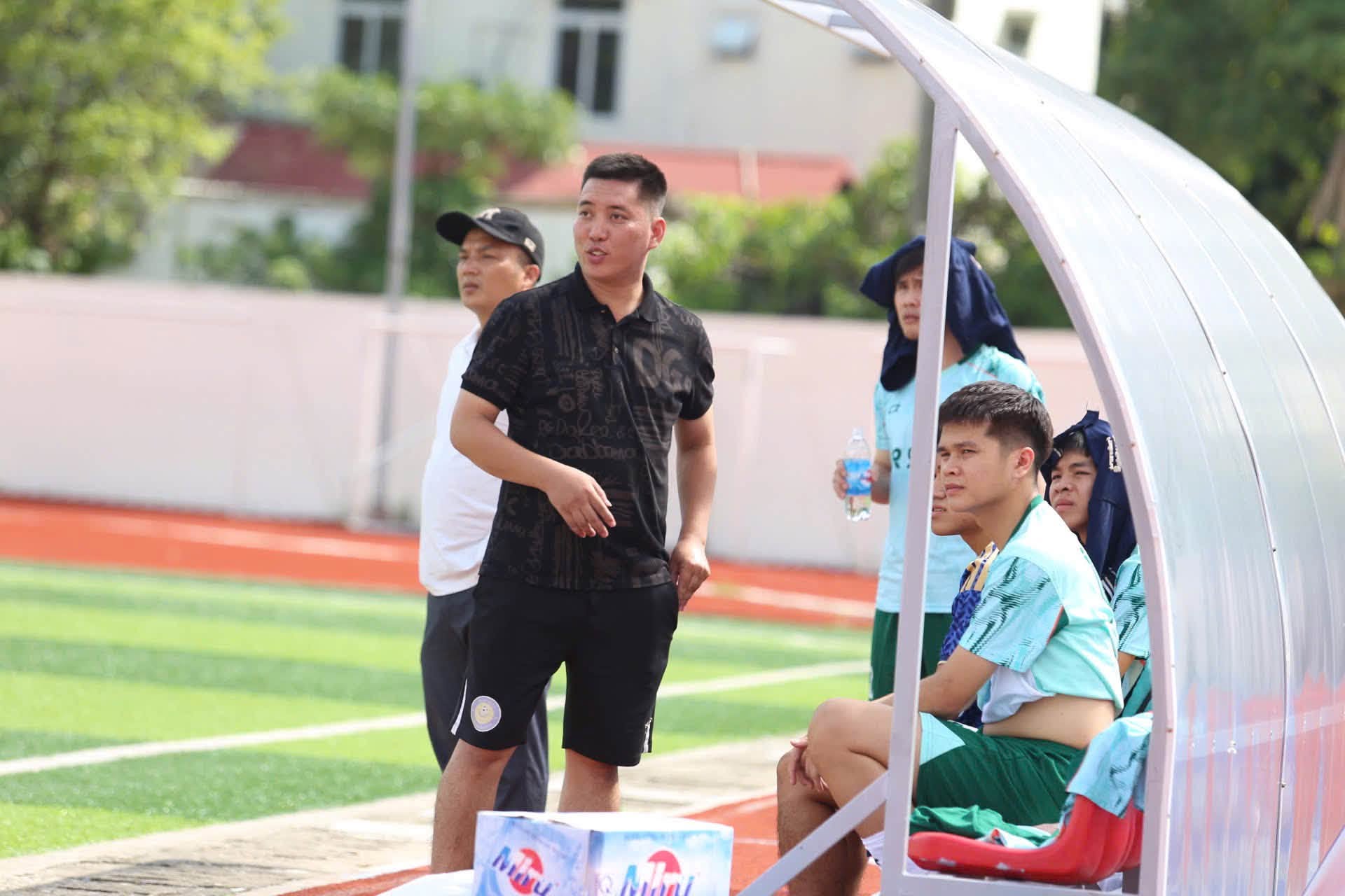 Ban huấn luyện đội bóng xã An Khánh liên tục đôn đốc, nhắc nhở vị trí thi đấu cho các học trò trên sân.