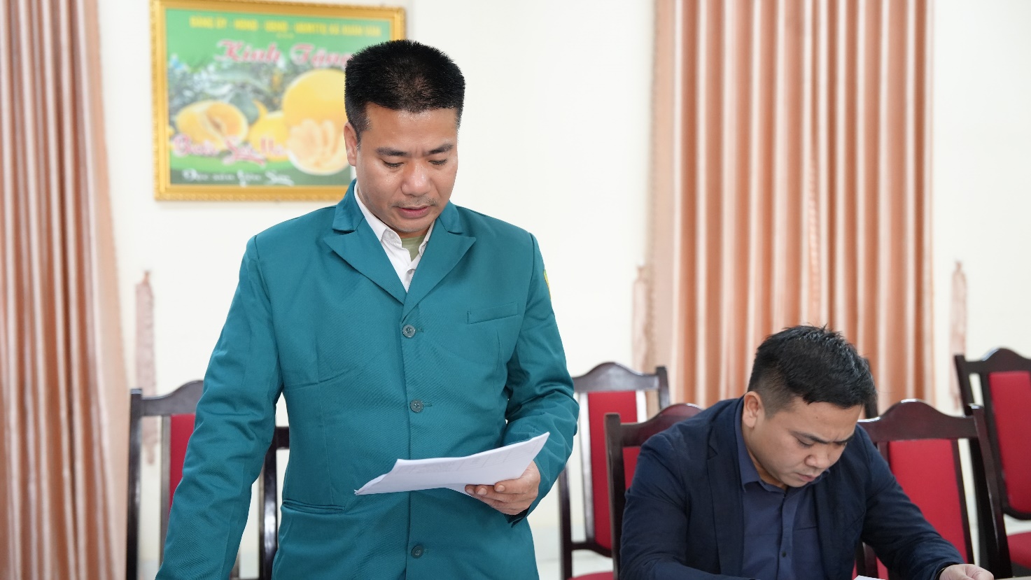 Đồng chí Chu Quang Doanh báo cáo chi tiết các nội dung bàn giao chức năng, nhiệm vụ và hệ thống văn kiện quân sự địa phương.