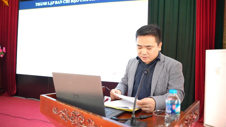 Đồng chí Đỗ Ngọc Huy - Phó Chánh Văn phòng HĐND&UBND xã An Khánh thông qua Quyết định tại hội nghị.
