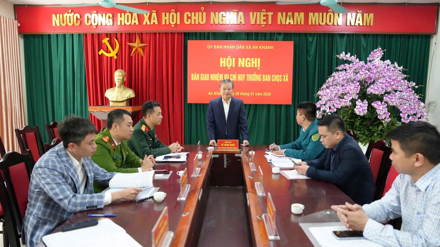 Đồng chí Hồ Trung Nghĩa - Phó Bí thư Đảng ủy, Chủ tịch UBND xã phát biểu chỉ đạo và giao nhiệm vụ trọng tâm cho Ban CHQS xã.