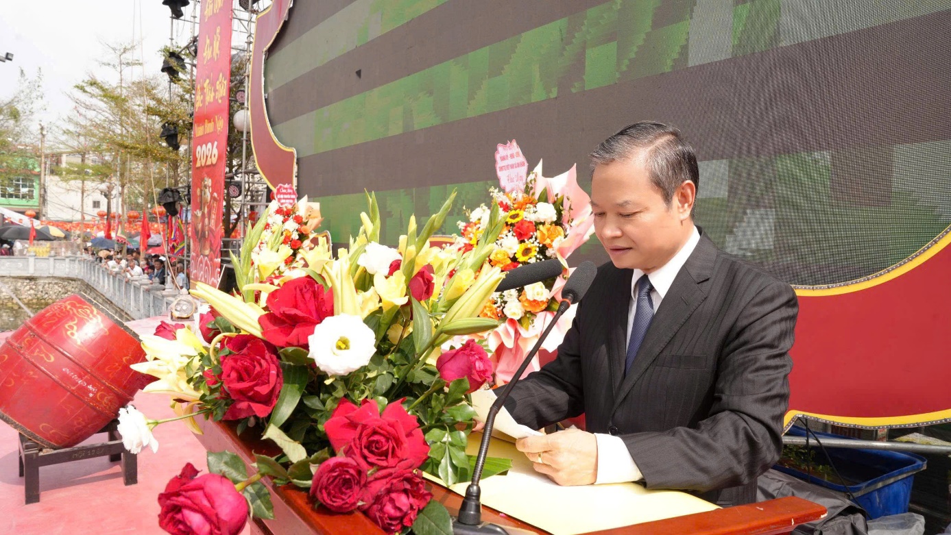 Đồng chí Hồ Trung Nghĩa - Phó Bí thư Đảng ủy, Chủ tịch UBND xã An Khánh tặng lẵng hoa tươi thắm chúc mừng Ban tổ chức Lễ khai hội làng Ngự Câu.