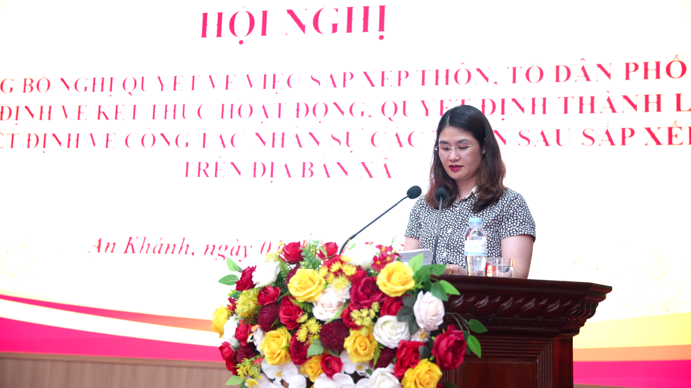Đồng chí Ngô Thị Sinh - Trưởng phòng Văn hóa - Xã hội công bố Quyết định chỉ định Trưởng thôn, Phó Trưởng thôn sau sắp xếp.