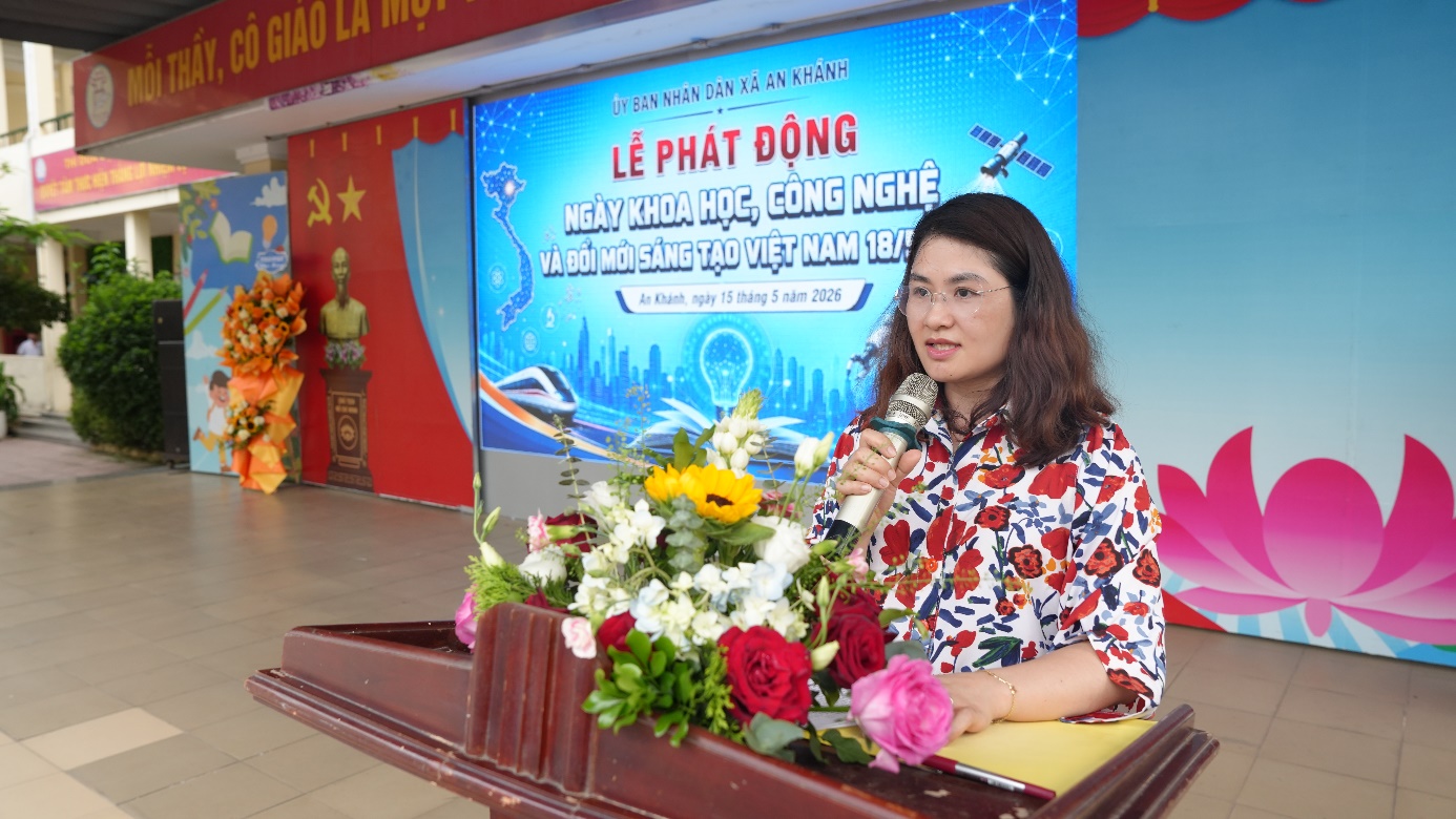 Đồng chí Ngô Thị Sinh - Trưởng phòng Văn hóa - Xã hội xã An Khánh phát biểu phát động hưởng ứng Ngày KHCN và ĐMST Việt Nam 2026.