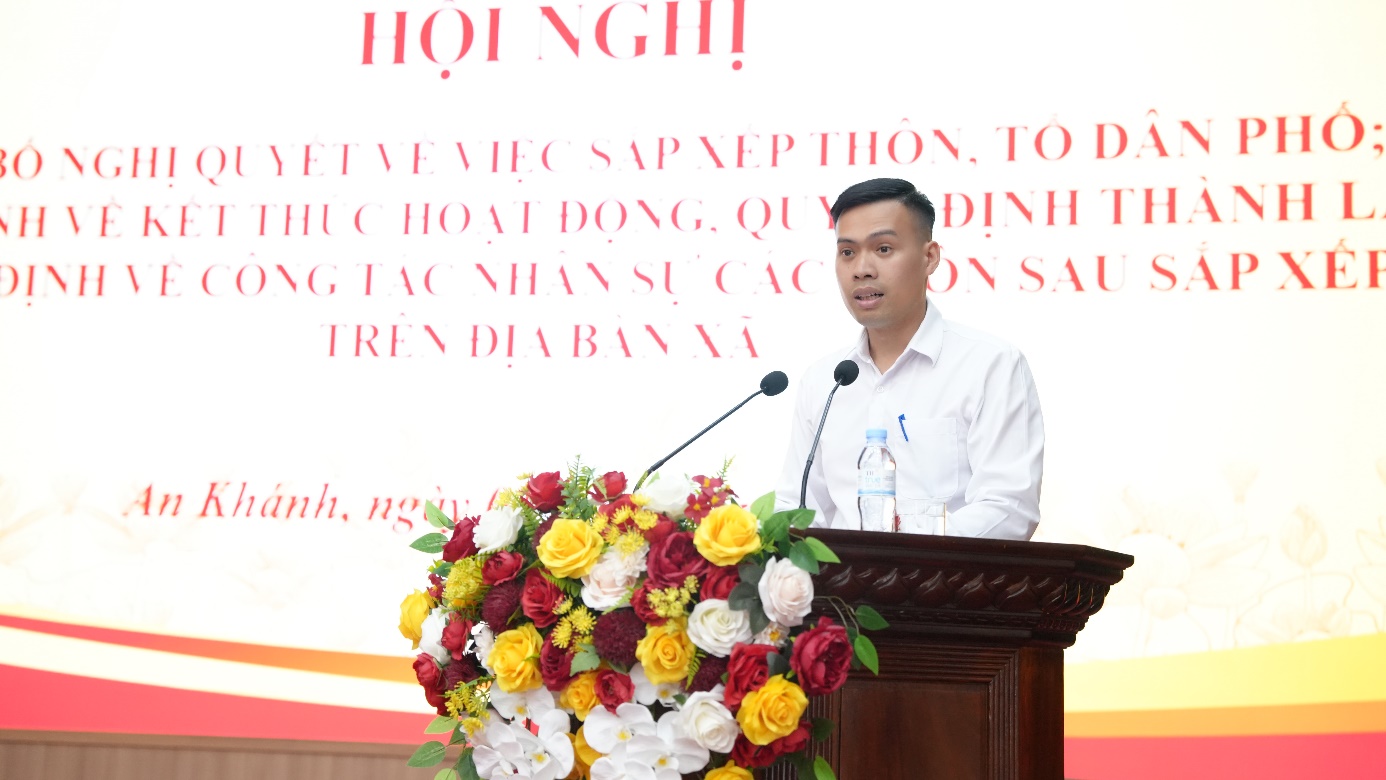 Đồng chí Ngô Văn Tiến - Bí thư Chi bộ, Trưởng thôn Thống Nhất phát biểu nhận nhiệm vụ và thể hiện quyết tâm đoàn kết xây dựng địa phương.