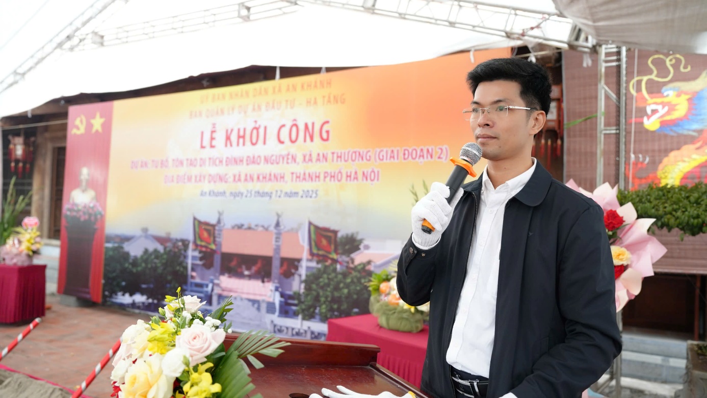 Đồng chí Nguyễn Đắc Tuấn - Phó Giám đốc Ban Quản lý dự án đầu tư - hạ tầng xã An Khánh phát biểu chỉ đạo tiến độ và chất lượng công trình.