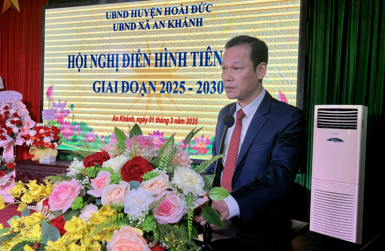 Toàn cảnh các đại biểu, cán bộ cơ sở và nhân dân tham dự hội nghị.
