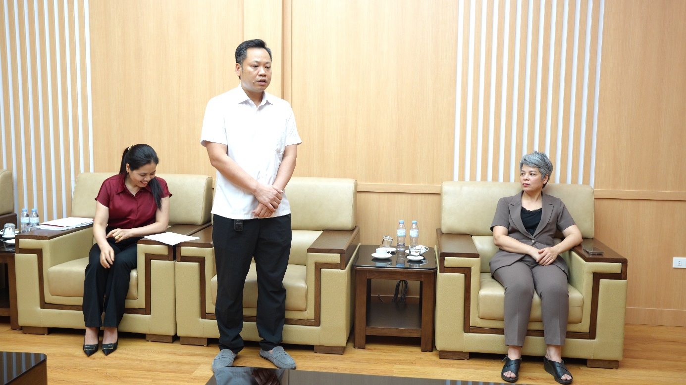 Đồng chí Nguyễn Thuận Thịnh - Đảng ủy viên, Giám đốc Trung tâm Dịch vụ tổng hợp xã phát biểu tại buổi gặp mặt.