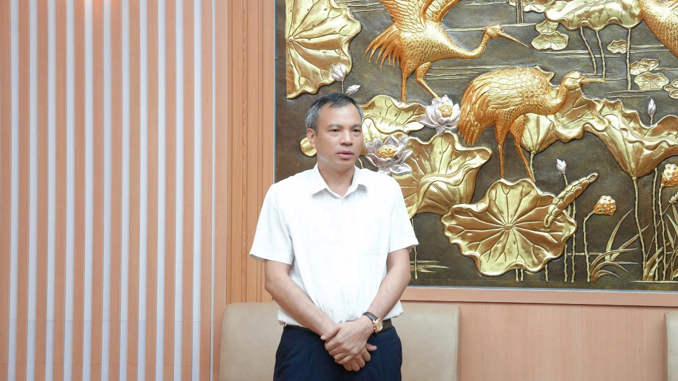 Đồng chí Nguyễn Trung Thuận - Bí thư Đảng ủy, Chủ tịch HĐND xã An Khánh phát biểu giao nhiệm vụ và động viên thí sinh Nguyễn Thị Lịch.