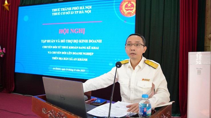 Đồng chí Nguyễn Việt Anh - Phó trưởng Thuế cơ sở 23 TP Hà Nội hướng dẫn lộ trình chuyển đổi và các chính sách ưu đãi thuế.
