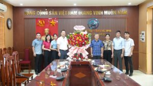 Đồng chí Hồ Trung Nghĩa tặng lẵng hoa tươi thắm chúc mừng tập thể lãnh đạo và cán bộ Trung tâm Dịch vụ tổng hợp xã An Khánh.