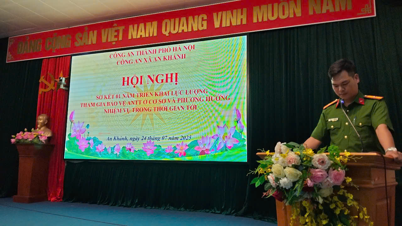 Đồng chí Thiếu tá Nguyễn Duy Mạnh - Tổ trưởng tổ Cảnh sát khu vực trình bày báo cáo sơ kết 01 năm công tác.