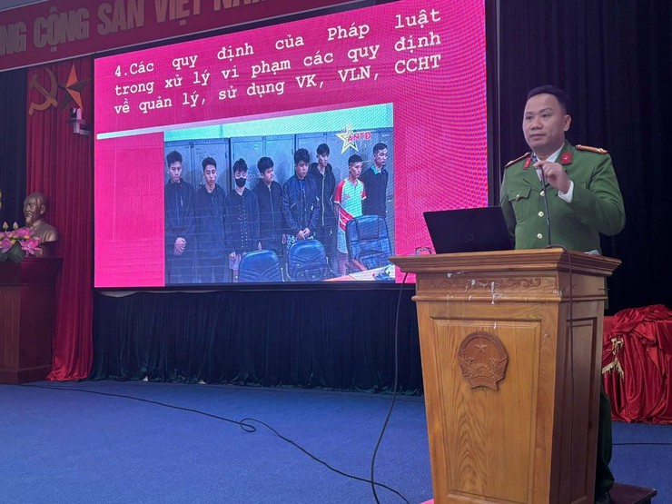 Đồng chí Trung tá Sái Văn Thành - Phó Trưởng Công an xã An Khánh quán triệt các quy định pháp luật và kế hoạch đấu tranh chuyên đề.