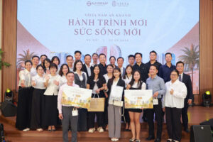 Ban lãnh đạo SJ Group trao chứng nhận và phần thưởng cho các đội ngũ kinh doanh sôi nổi tại sự kiện.