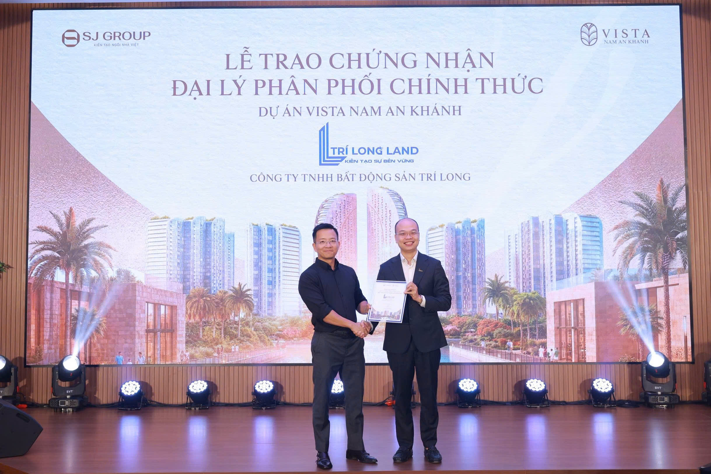 Đại diện Công ty TNHH Bất động sản Trí Long đón nhận chứng nhận đại lý phân phối chính thức.
