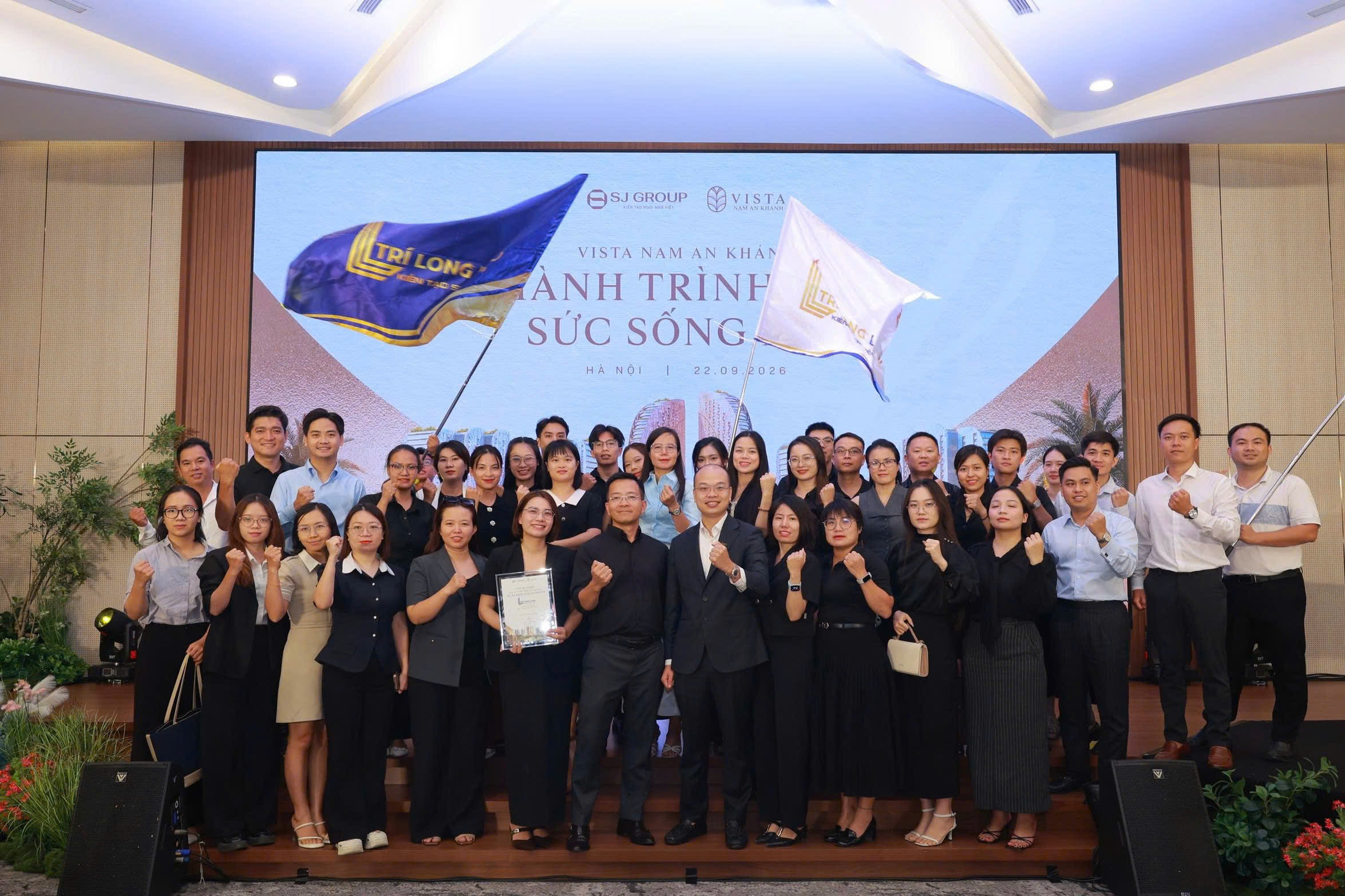 Các đại lý cùng giương cao lá cờ quyết thắng, thể hiện tinh thần đồng lòng chinh phục mục tiêu kinh doanh.