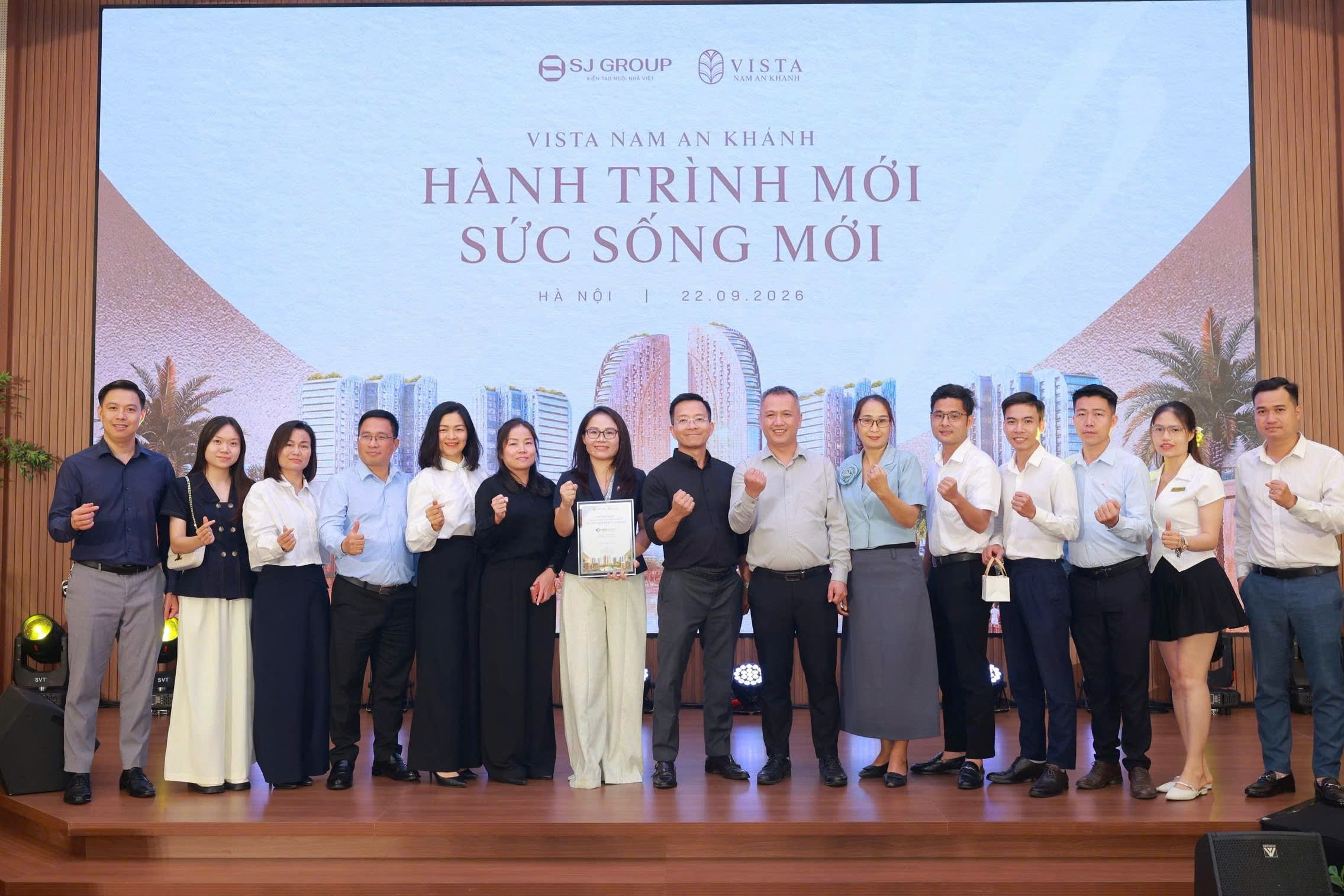 Tinh thần đồng lòng, quyết tâm bứt phá của tập thể chuyên viên tư vấn bất động sản tại buổi lễ.