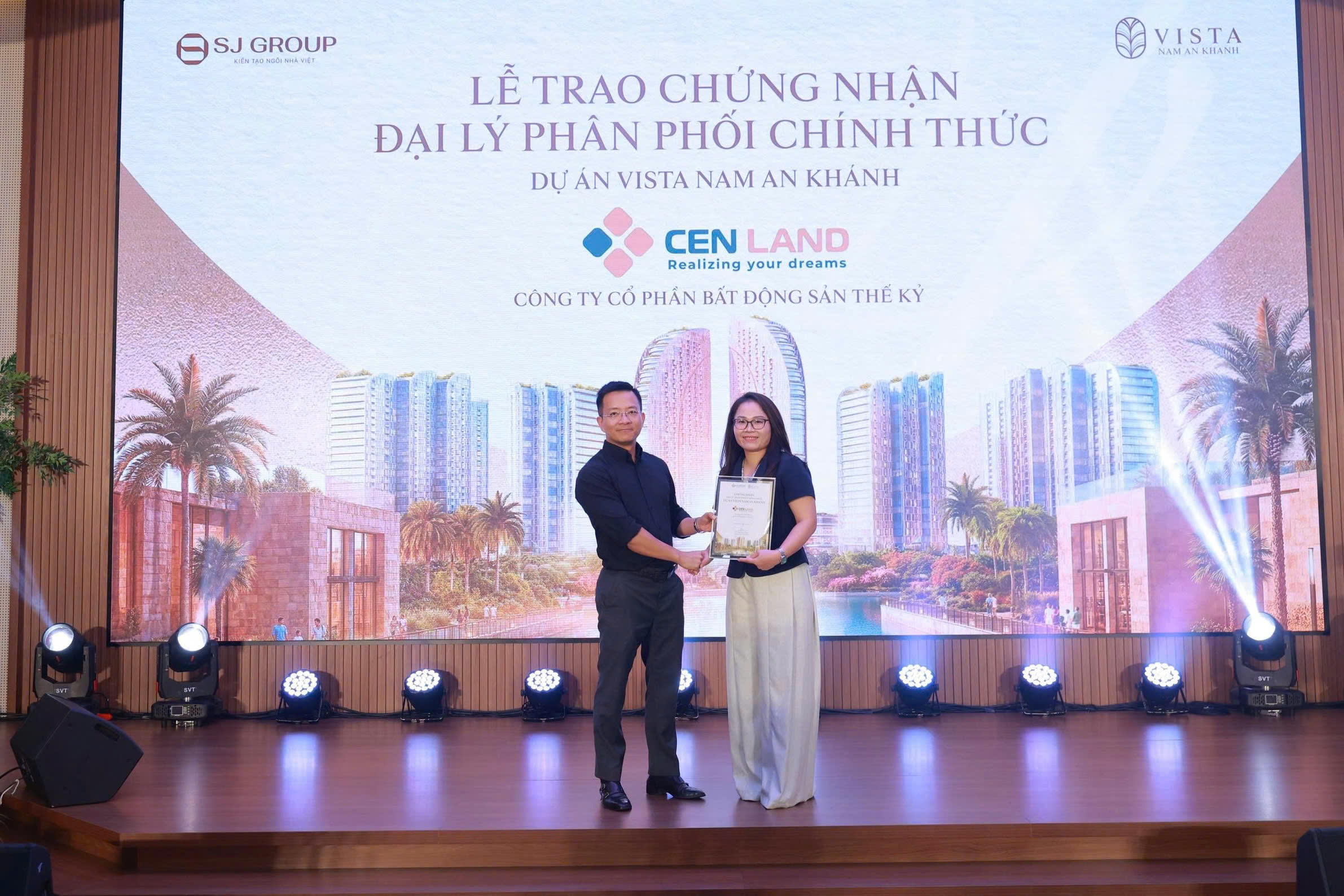 Đại diện SJ Group trao giấy chứng nhận đại lý phân phối chính thức dự án Vista Nam An Khánh cho Công ty Cổ phần Bất động sản Thế Kỷ (Cen Land).
