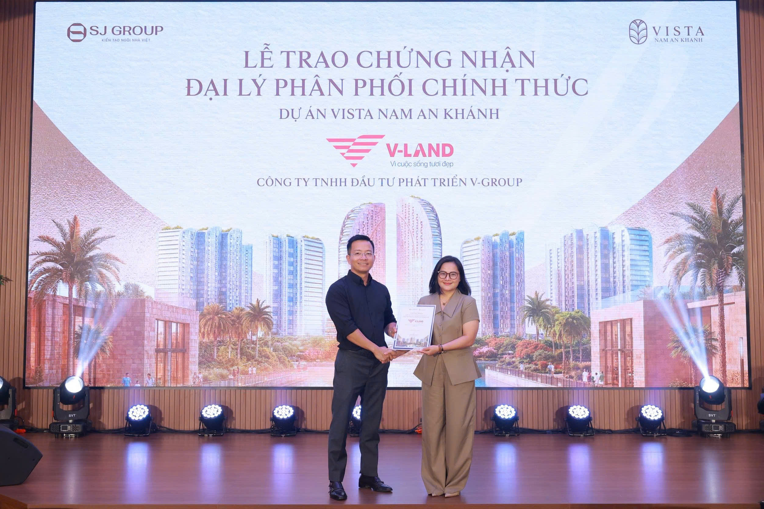 Trao chứng nhận đối tác chiến lược cho Công ty TNHH Đầu tư Phát triển V-Group (V-Land).