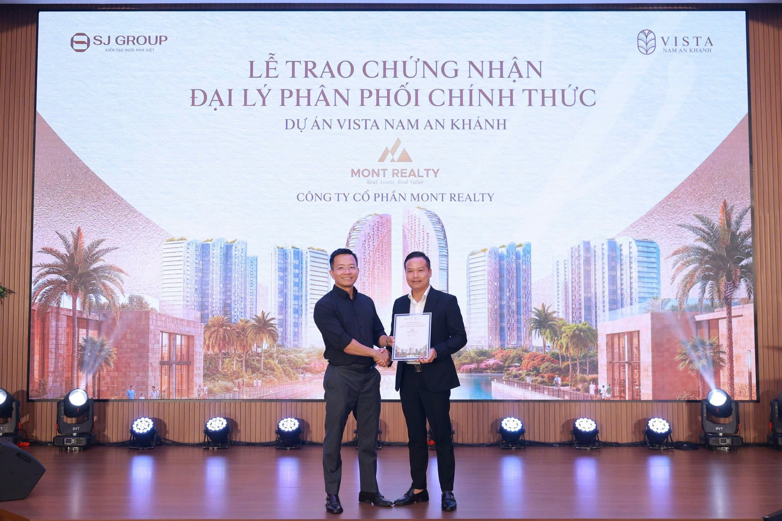 Đại diện Công ty Cổ phần Mont Realty đón nhận chứng nhận đại lý phân phối dự án.